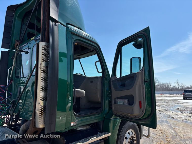 image for item YA2360 2017 Freightliner Cascadia 125 semi truck