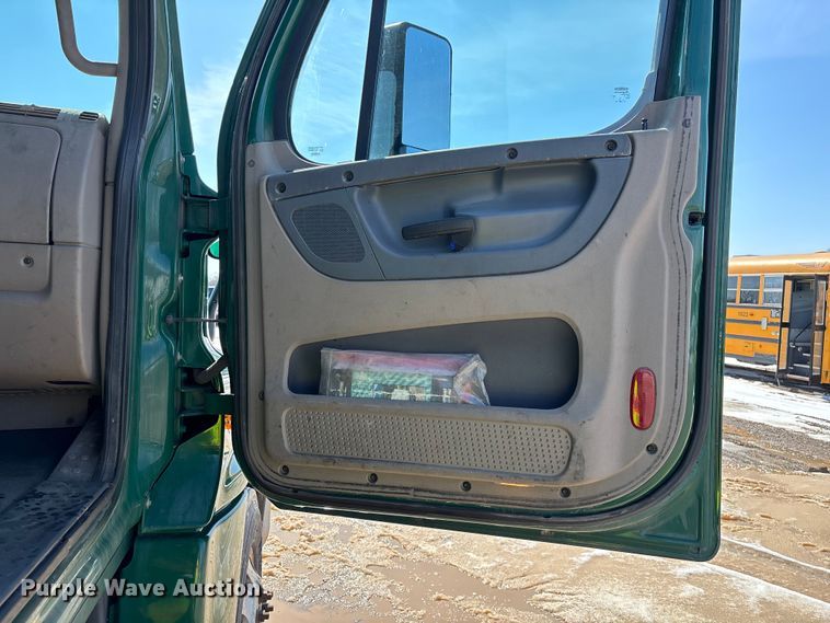 image for item YA2360 2017 Freightliner Cascadia 125 semi truck