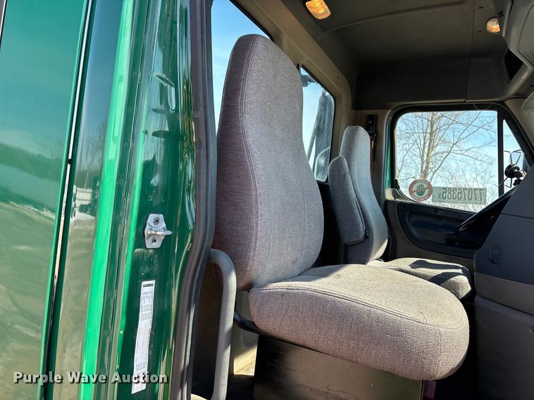 image for item YA2360 2017 Freightliner Cascadia 125 semi truck