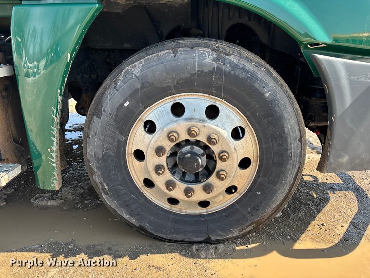 image for item YA2360 2017 Freightliner Cascadia 125 semi truck