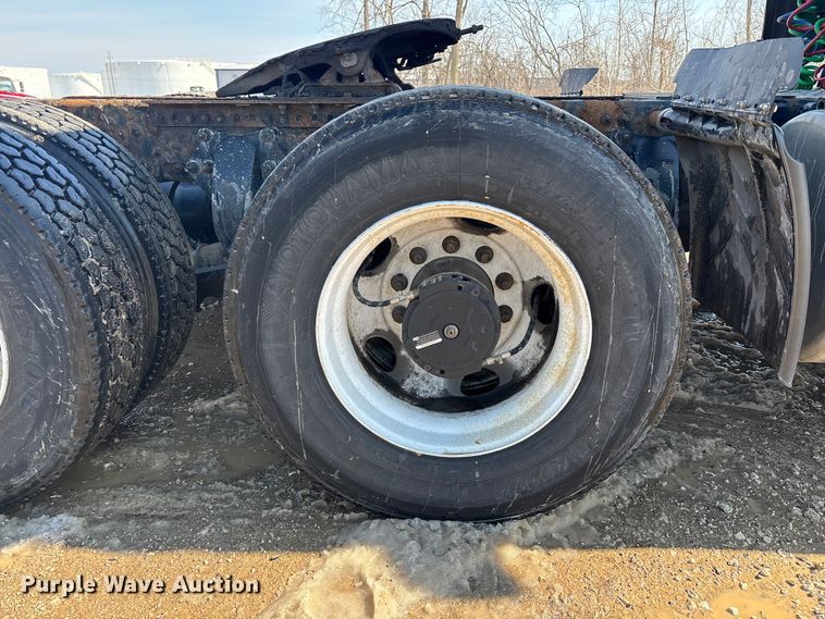 image for item YA2360 2017 Freightliner Cascadia 125 semi truck