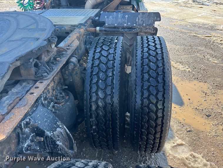 image for item YA2360 2017 Freightliner Cascadia 125 semi truck