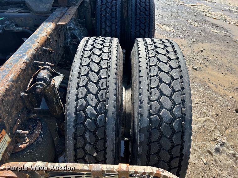 image for item YA2360 2017 Freightliner Cascadia 125 semi truck