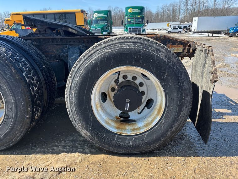 image for item YA2360 2017 Freightliner Cascadia 125 semi truck