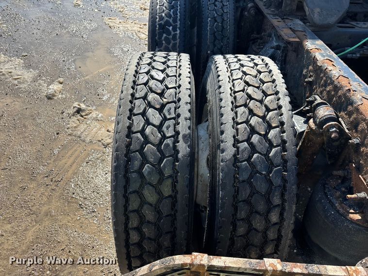 image for item YA2360 2017 Freightliner Cascadia 125 semi truck