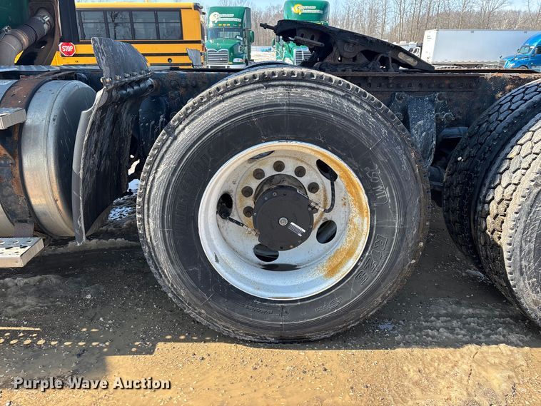 image for item YA2360 2017 Freightliner Cascadia 125 semi truck