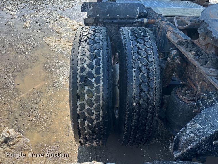 image for item YA2360 2017 Freightliner Cascadia 125 semi truck