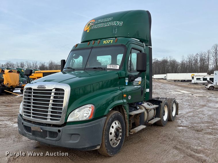 image for item YA2361 2017 Freightliner Cascadia 125 semi truck