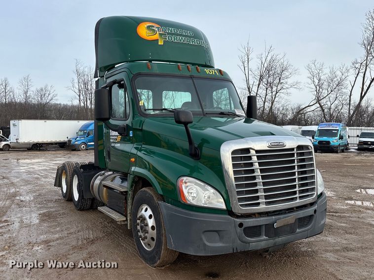 image for item YA2361 2017 Freightliner Cascadia 125 semi truck