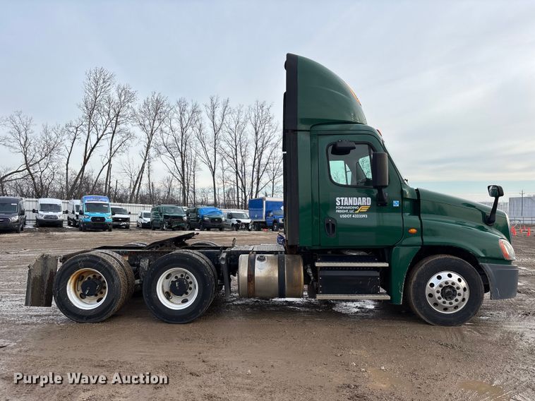 image for item YA2361 2017 Freightliner Cascadia 125 semi truck