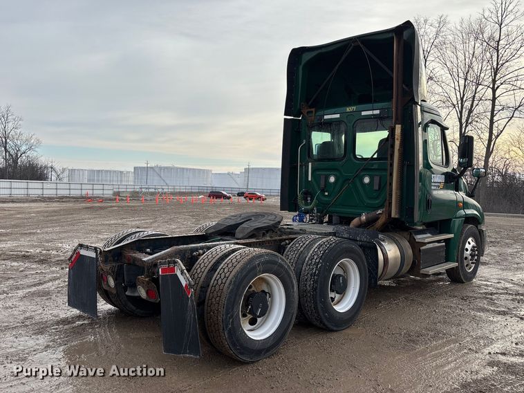 image for item YA2361 2017 Freightliner Cascadia 125 semi truck