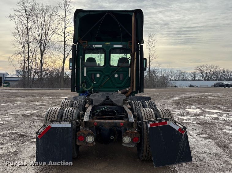 image for item YA2361 2017 Freightliner Cascadia 125 semi truck