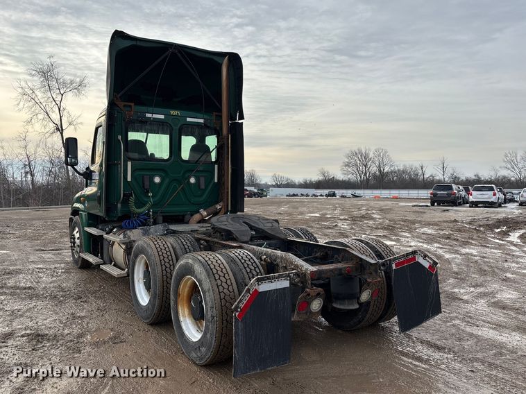 image for item YA2361 2017 Freightliner Cascadia 125 semi truck