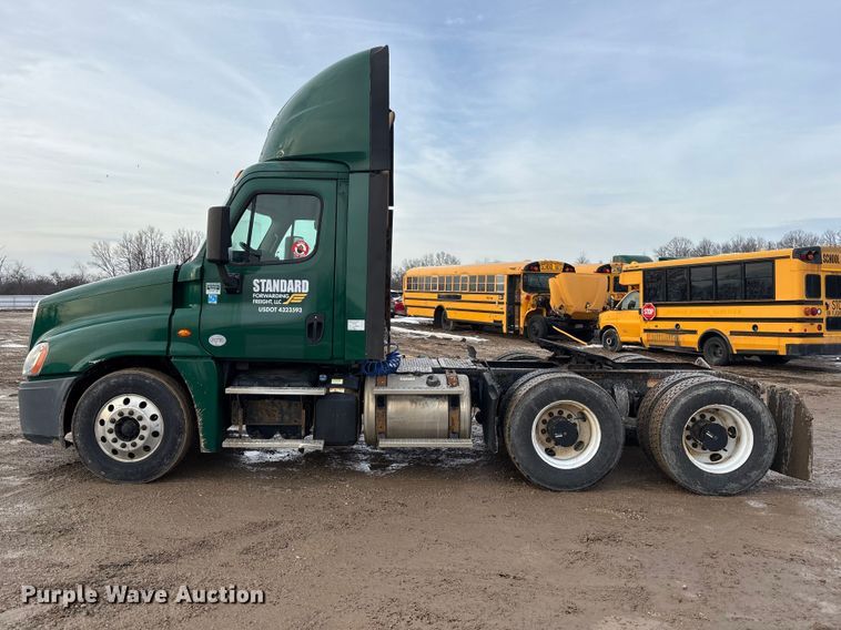 image for item YA2361 2017 Freightliner Cascadia 125 semi truck