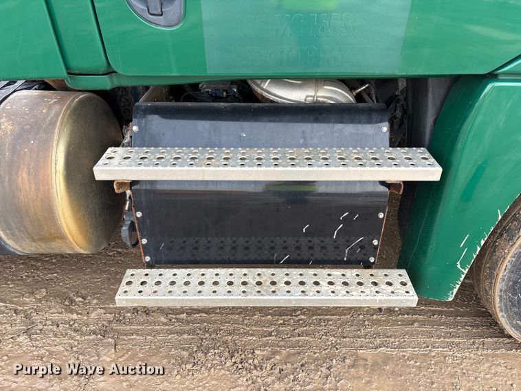 image for item YA2361 2017 Freightliner Cascadia 125 semi truck