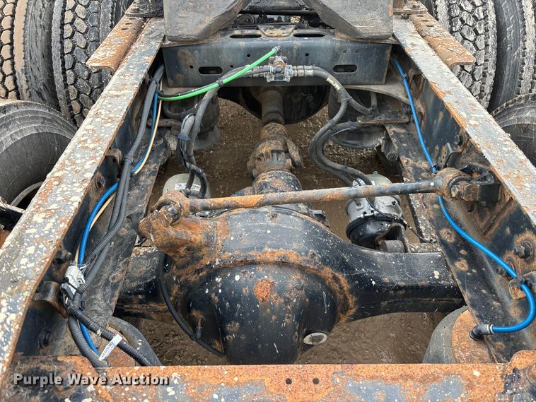 image for item YA2361 2017 Freightliner Cascadia 125 semi truck