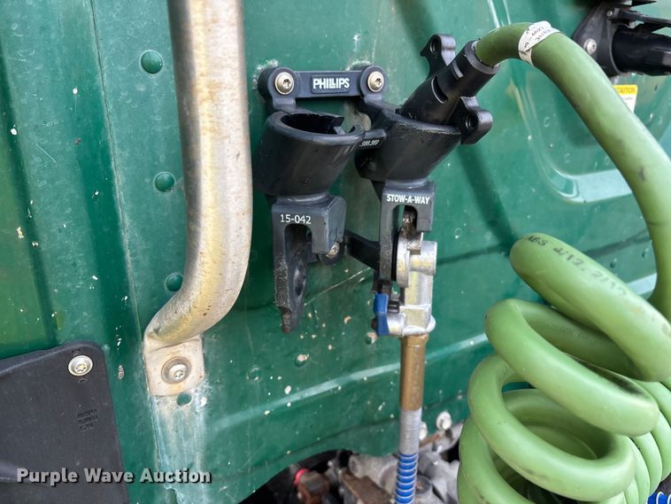 image for item YA2361 2017 Freightliner Cascadia 125 semi truck