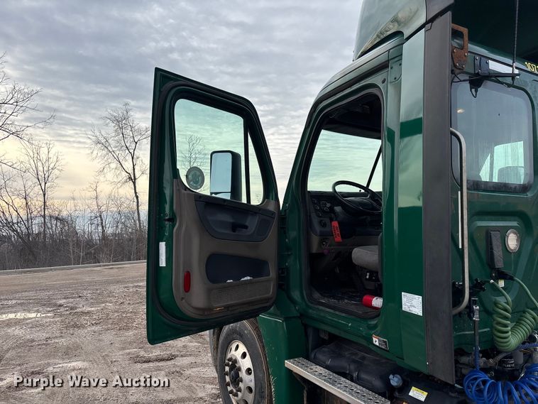 image for item YA2361 2017 Freightliner Cascadia 125 semi truck