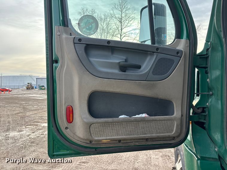 image for item YA2361 2017 Freightliner Cascadia 125 semi truck