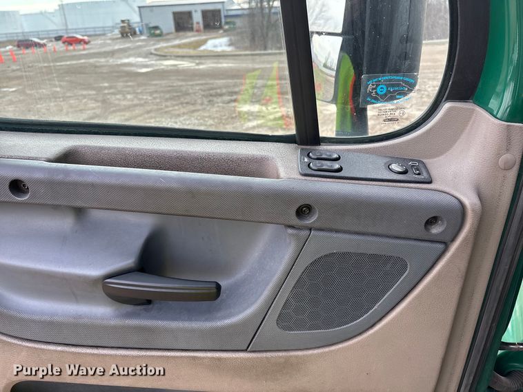 image for item YA2361 2017 Freightliner Cascadia 125 semi truck