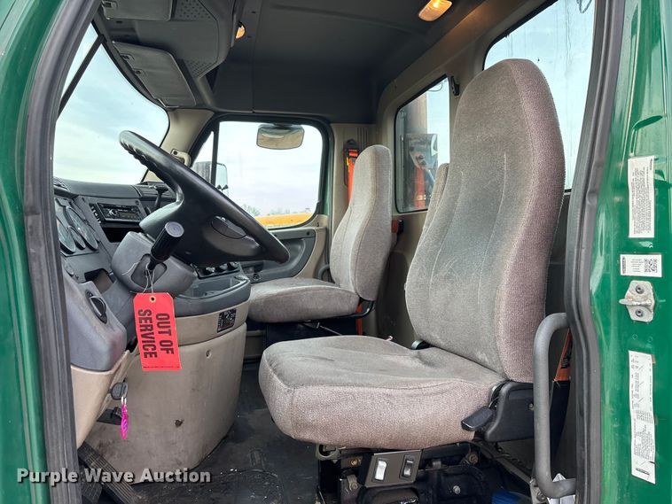 image for item YA2361 2017 Freightliner Cascadia 125 semi truck