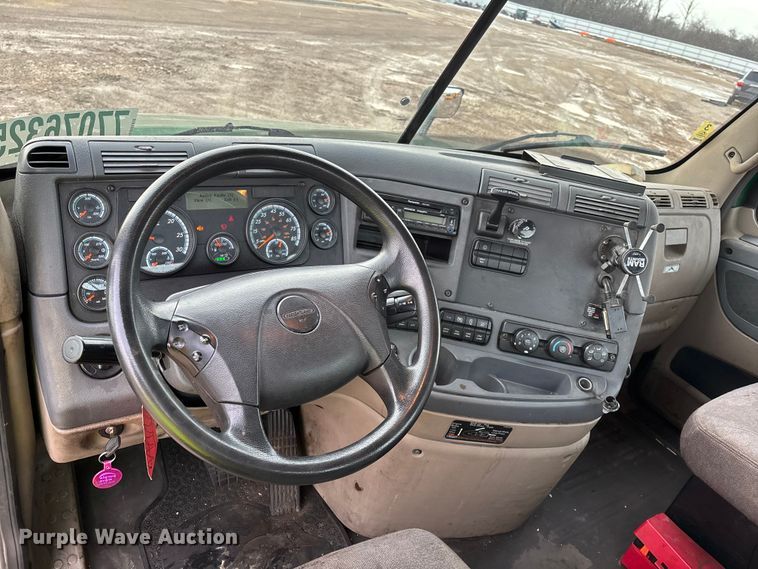 image for item YA2361 2017 Freightliner Cascadia 125 semi truck