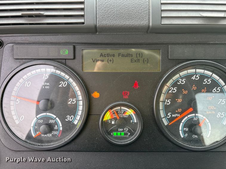 image for item YA2361 2017 Freightliner Cascadia 125 semi truck