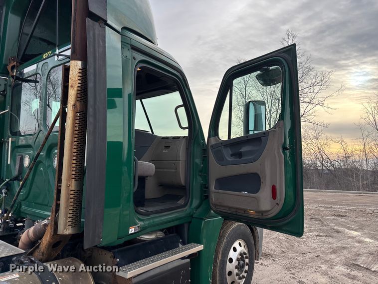 image for item YA2361 2017 Freightliner Cascadia 125 semi truck