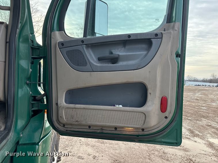 image for item YA2361 2017 Freightliner Cascadia 125 semi truck