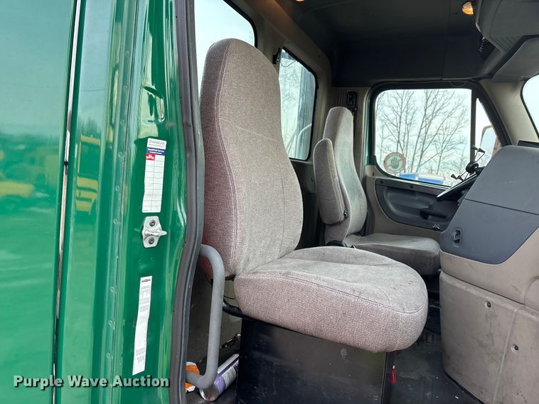 image for item YA2361 2017 Freightliner Cascadia 125 semi truck