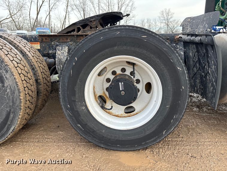 image for item YA2361 2017 Freightliner Cascadia 125 semi truck