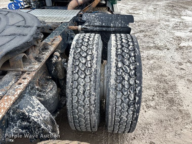 image for item YA2361 2017 Freightliner Cascadia 125 semi truck