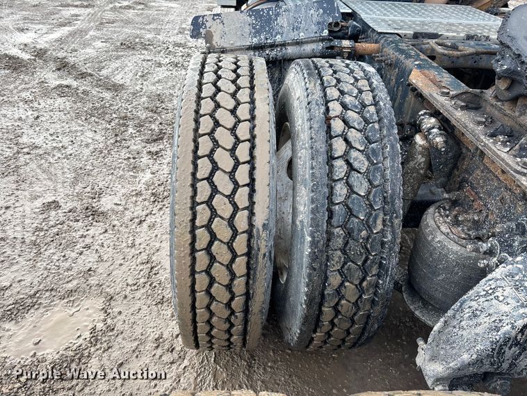 image for item YA2361 2017 Freightliner Cascadia 125 semi truck