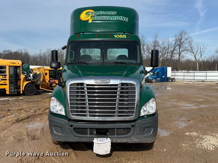 image for item YA2362 2017 Freightliner Cascadia 125 semi truck
