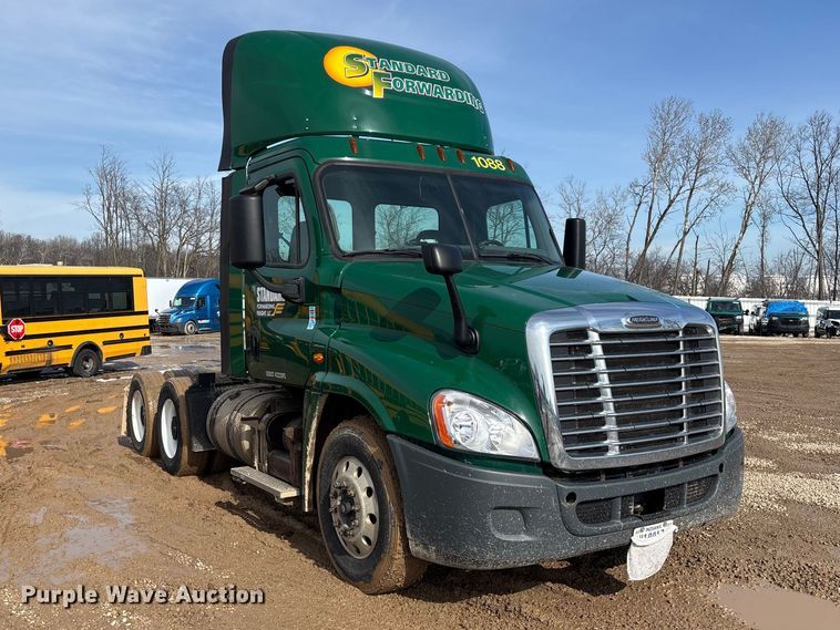 image for item YA2362 2017 Freightliner Cascadia 125 semi truck