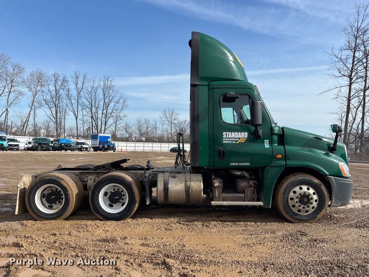 image for item YA2362 2017 Freightliner Cascadia 125 semi truck