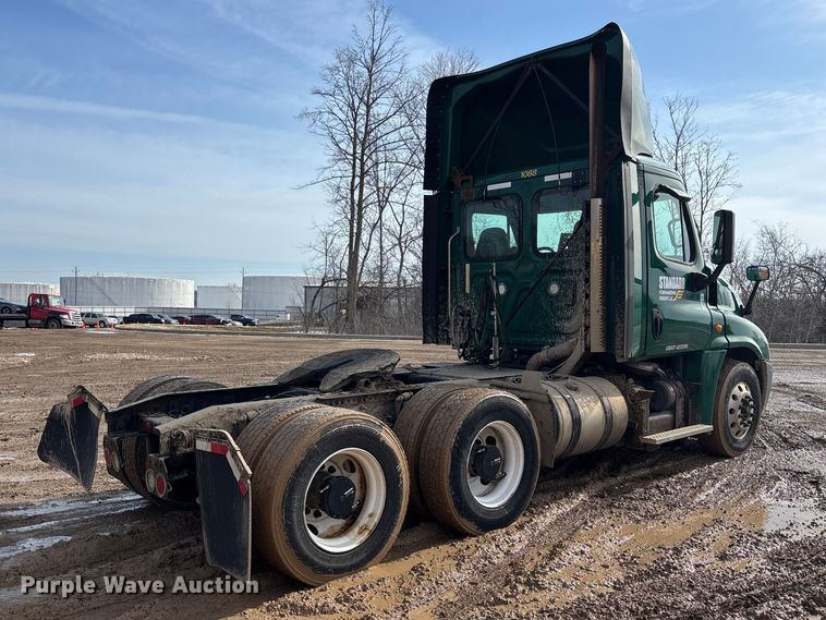 image for item YA2362 2017 Freightliner Cascadia 125 semi truck