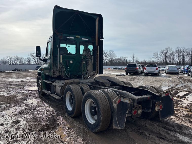 image for item YA2362 2017 Freightliner Cascadia 125 semi truck