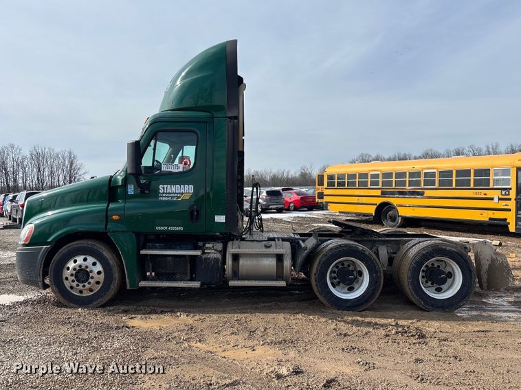 image for item YA2362 2017 Freightliner Cascadia 125 semi truck