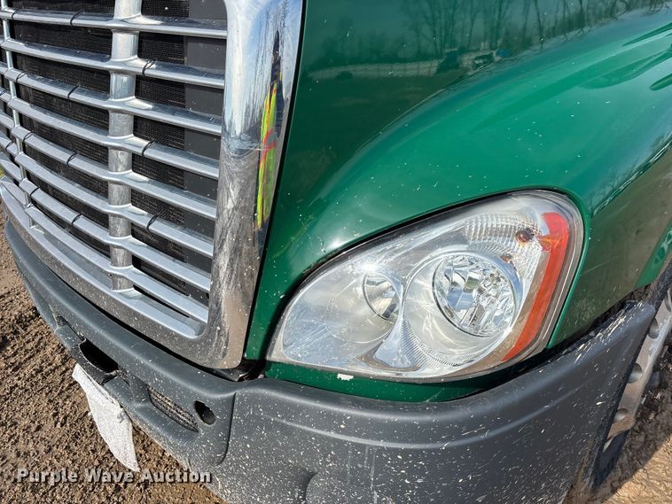 image for item YA2362 2017 Freightliner Cascadia 125 semi truck