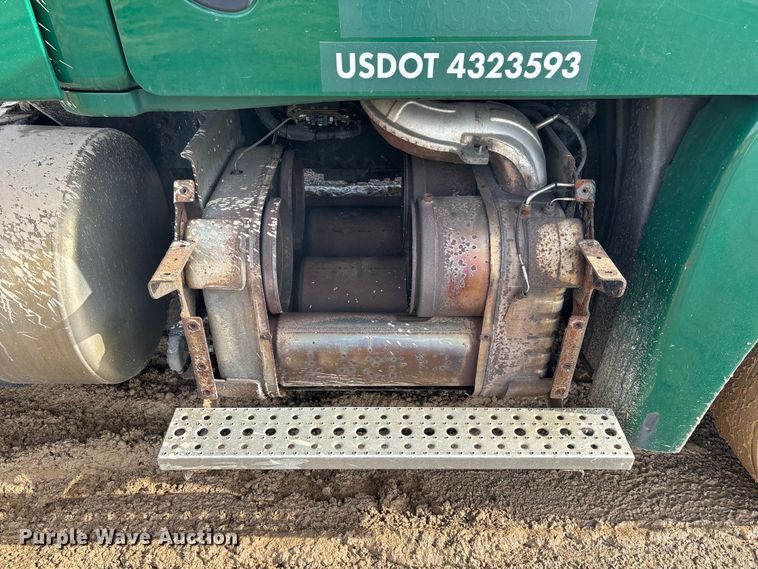 image for item YA2362 2017 Freightliner Cascadia 125 semi truck