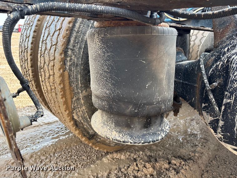 image for item YA2362 2017 Freightliner Cascadia 125 semi truck