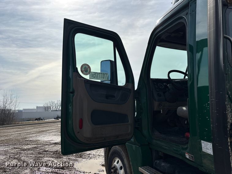 image for item YA2362 2017 Freightliner Cascadia 125 semi truck