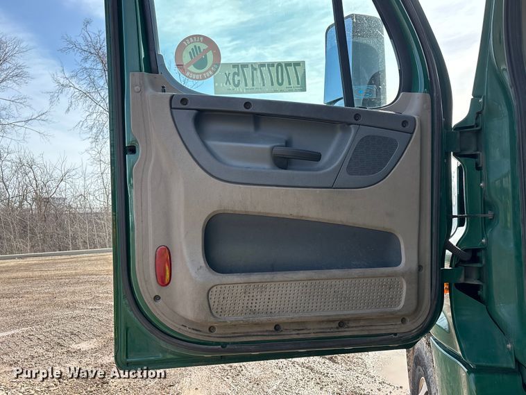 image for item YA2362 2017 Freightliner Cascadia 125 semi truck