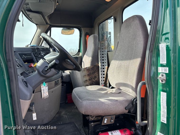 image for item YA2362 2017 Freightliner Cascadia 125 semi truck