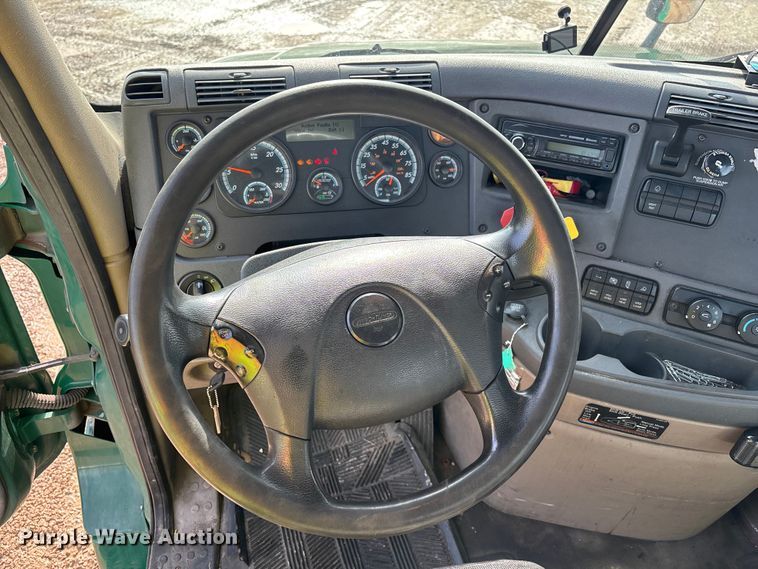 image for item YA2362 2017 Freightliner Cascadia 125 semi truck