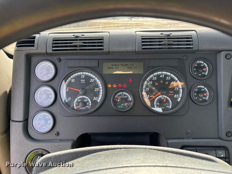 image for item YA2362 2017 Freightliner Cascadia 125 semi truck