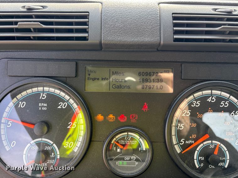 image for item YA2362 2017 Freightliner Cascadia 125 semi truck