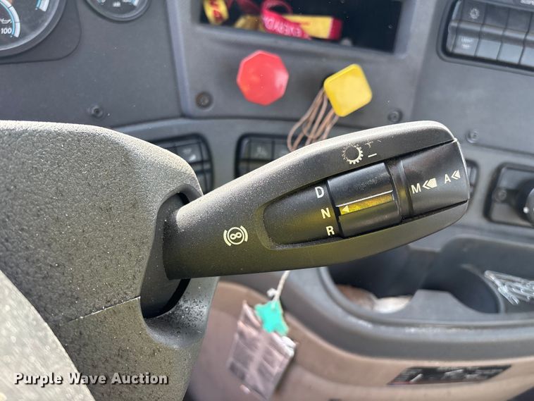 image for item YA2362 2017 Freightliner Cascadia 125 semi truck