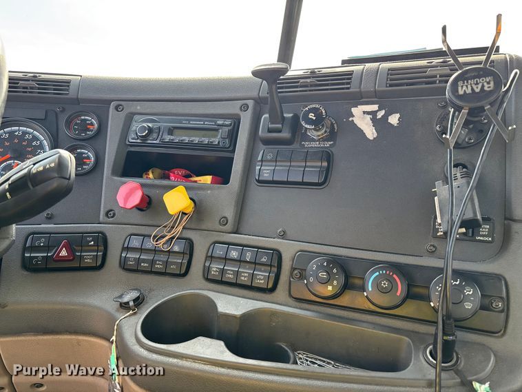 image for item YA2362 2017 Freightliner Cascadia 125 semi truck